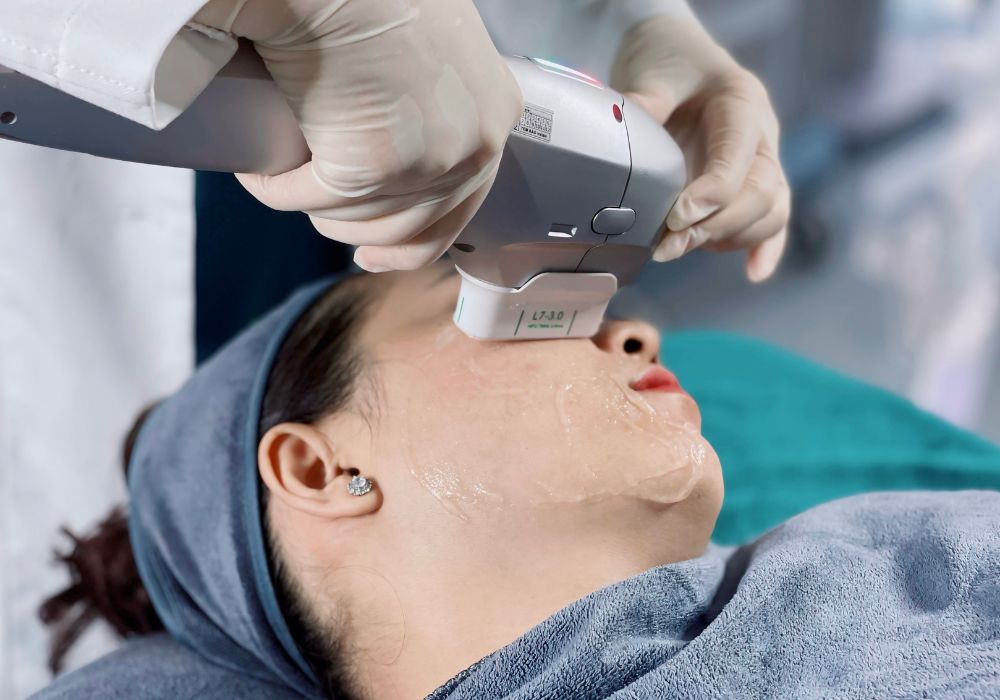 Kỹ thuật viên spa đang thực hiện liệu trình HIFU cho khách, thao tác chuẩn, không gian sạch sẽ – cao cấp.